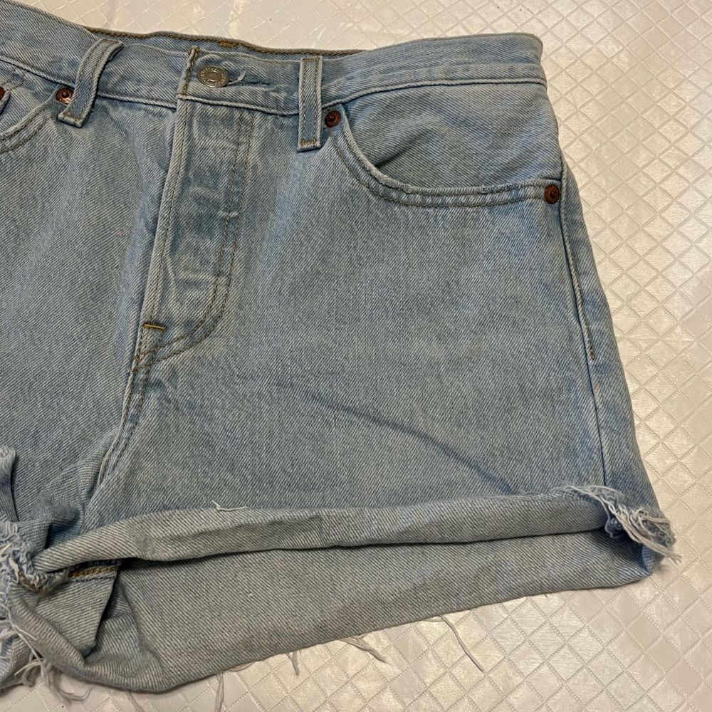 Levi’s Wedgie Jean Shorts Cutoffs Raw Hem Light Wash Button Fly Premium Size 28 - Picture 6 of 15